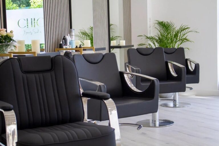 Gemütlicher Wartebereich für Kunden im Chic Beautysalon in München Sendling.